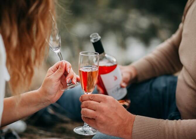 two lovers drinking champagne for valentines day